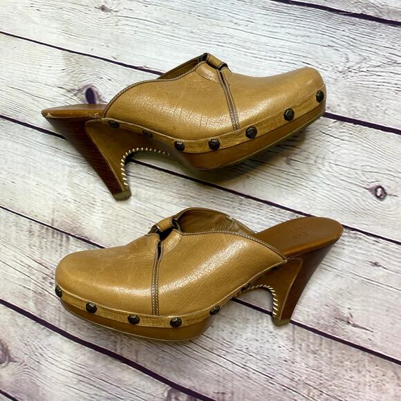 Cole Haan Tan Leather Mules Size 8.5 B Stud Details Cushioned Insole Non Slip - Picture 1 of 7